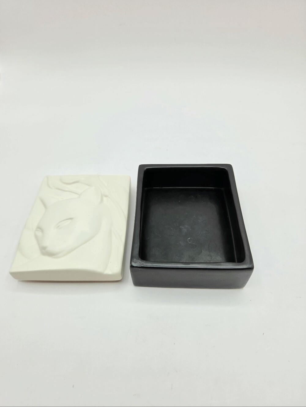 Hallmark Vintage Sculpted White Cat Porcelain Trinket Box - Art Deco - Picture 4 of 7